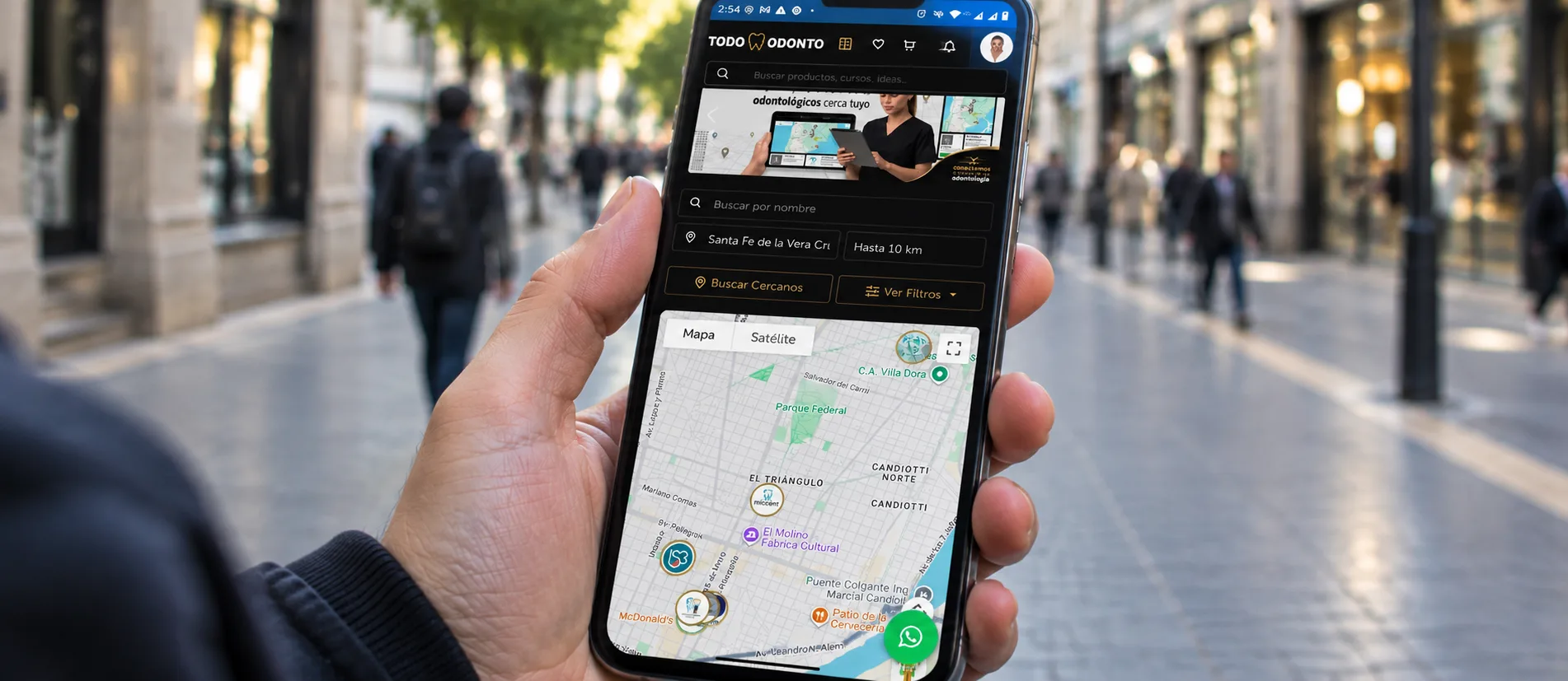 Odontólogo consultando en el celular el mapa de proveedores cercanos
