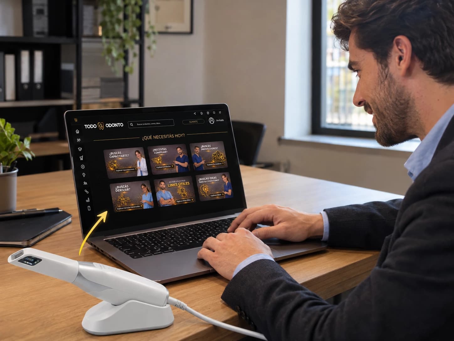 Representante de un fabricante lanzando un escáner intraoral en Todo-Odonto desde la notebook