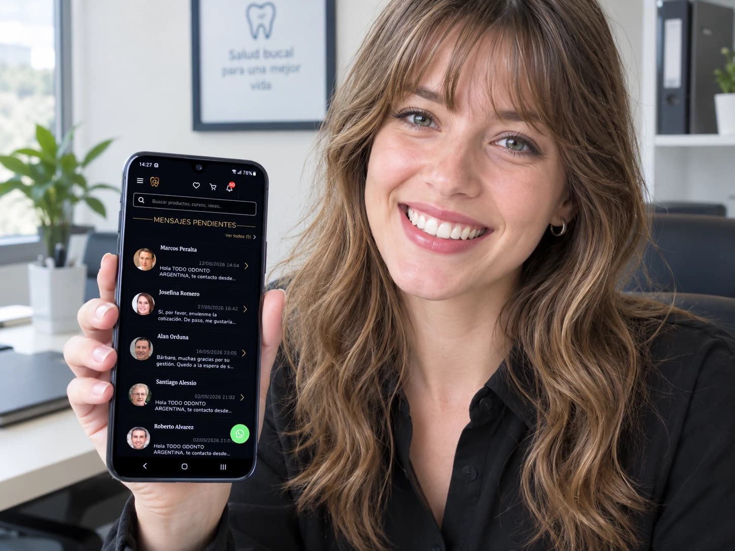 Proveedora mostrando en el celular los mensajes pendientes de odontólogos en Todo-Odonto